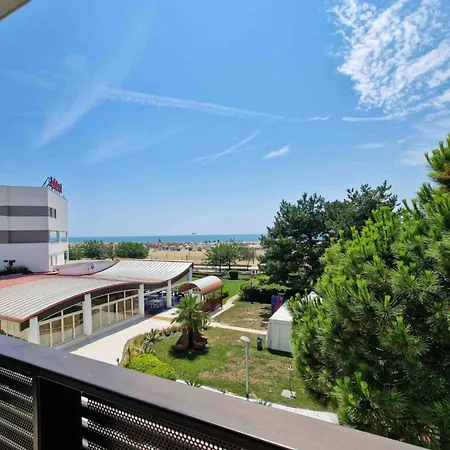 Appartamento Enchanting With Sunny Terrace Bibione